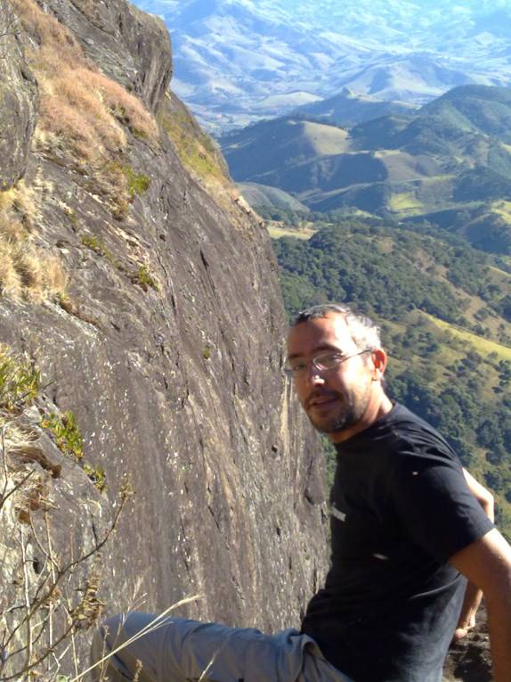 Observando pessoas escalando a Pedra do Baú